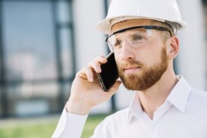 hombre-constructor-telefono-inteligente_23-2147710777